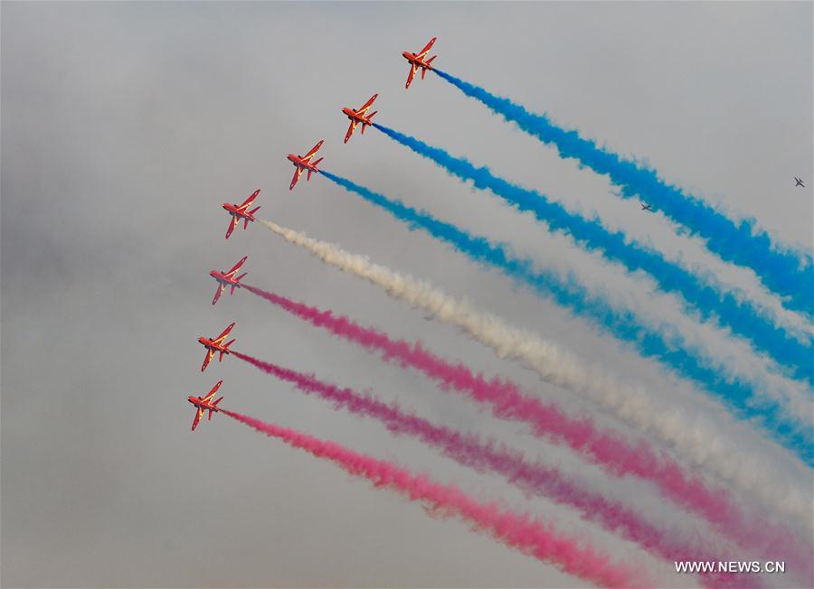 red-arrows-performs-in-kuwait-city