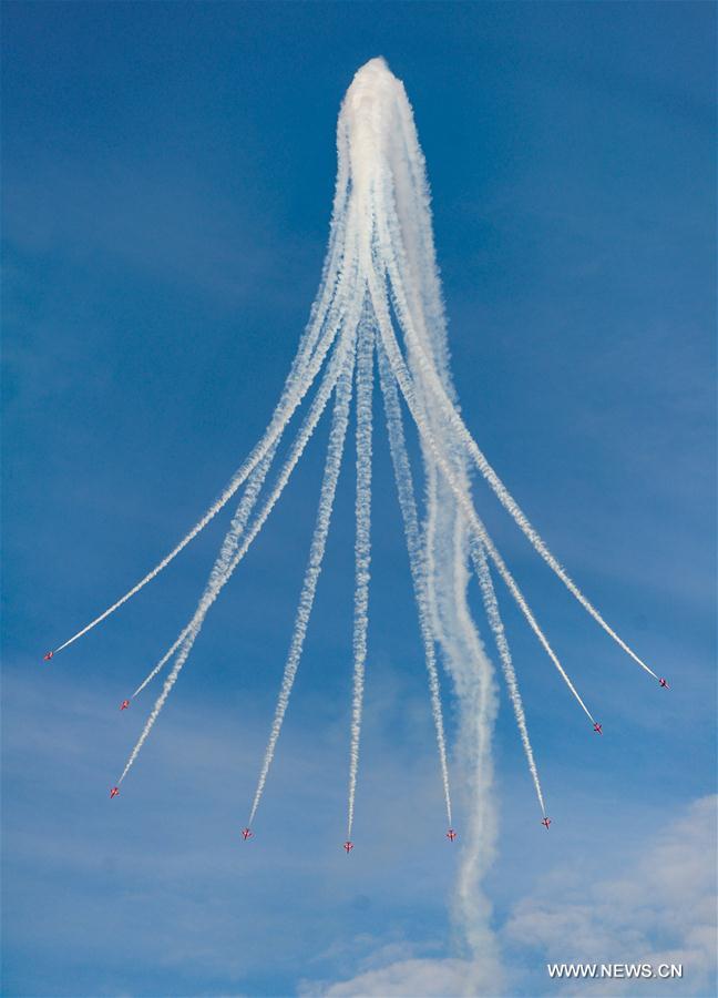 red-arrows-performs-in-kuwait-city5