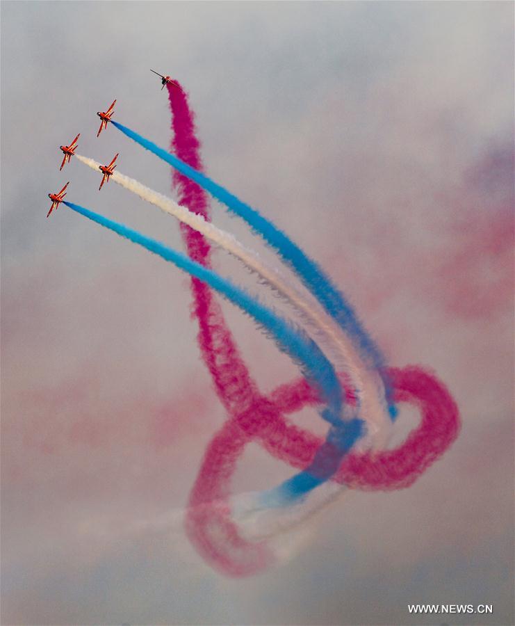 red-arrows-performs-in-kuwait-city9