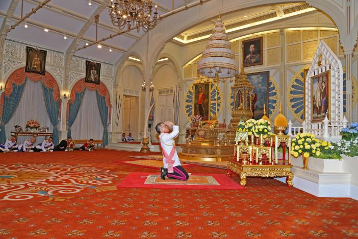 Thailand's new King Maha Vajiralongkorn Bodindradebayavarangkun pays respect to a picture of Thailand's late King Bhumibol Addlyadej and Queen Sirikit, as he accepts an invitation from parliament to succeed his father, at Bangkok's Dusit Palace in Bangkok, Thailand, December 1, 2016. Thailand Royal Household Bureau/Handout via REUTERS.