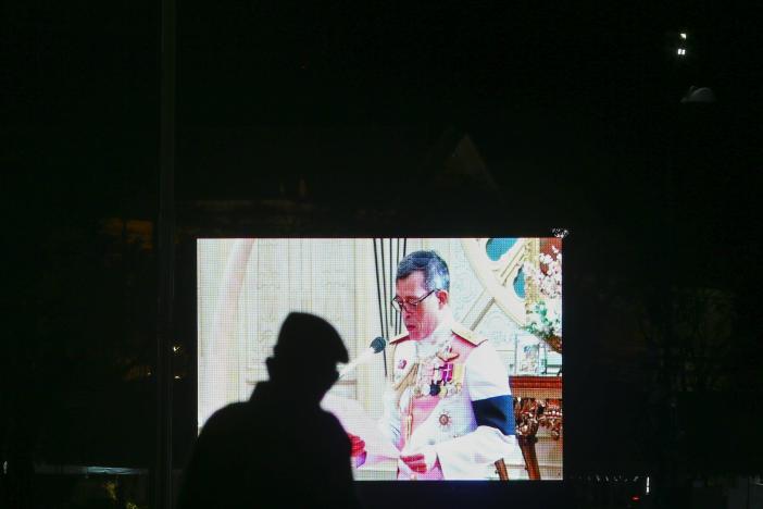A military officer watches a television screen showing Thailand's new King Maha Vajiralongkorn Bodindradebayavarangkun speaking after he accepted an invitation from parliament to succeed his father, King Bhumibol Adulyadej, who died in October, at the Dusit Palace in Bangkok, Thailand, December 1, 2016. REUTERS/Athit Perawongmetha